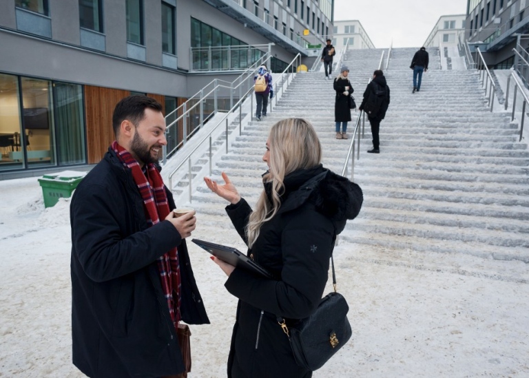 Två studenter utomhus en vinterdag på Albano.