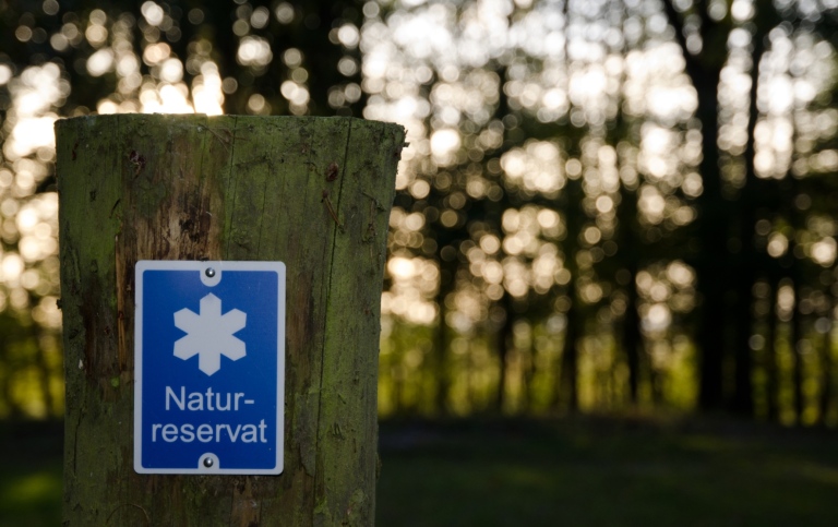 Skylt med texten naturreservat 