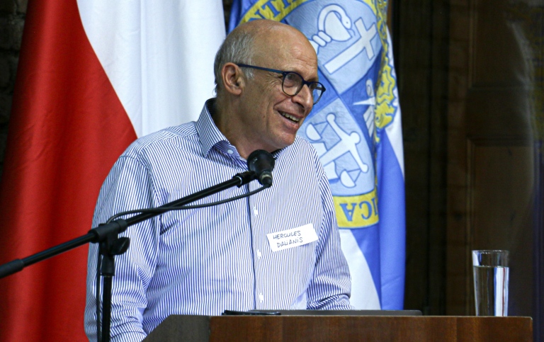 Hercules Dalianis i talarstolen under ett besök i Chile i november 2023.