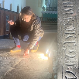 Sonia Pereswetoff-Morath sitter på huk en kyrka och borstar rent runor i stengolvet.