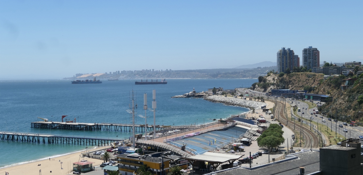 Vy över stranden i Valparaíso, Chile.