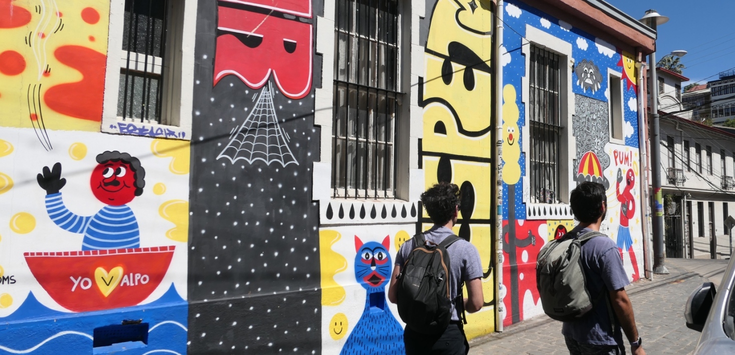 Målning på husfasad i Valparaíso, Chile.