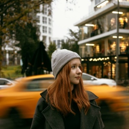 Young woman in the middle of the road. Photo: Beyzanur K. från Pexels.