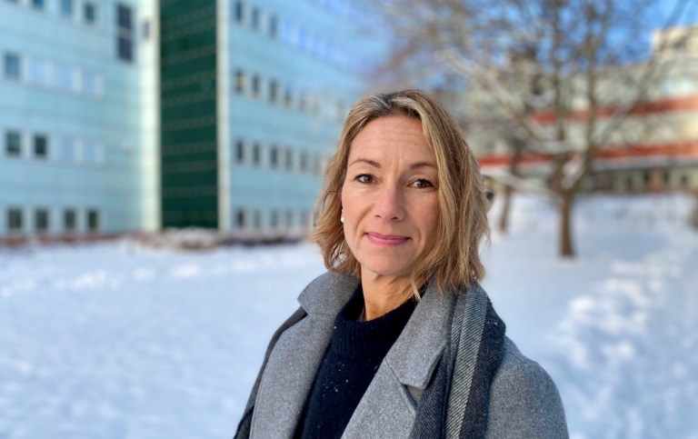 Josefin Nilsson utanför Stockholms universitet