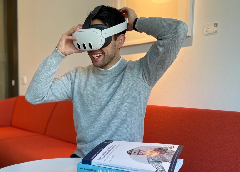 Luis Quintero testar ett VR-headset.