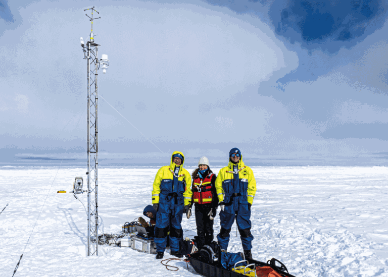 Tre forskare på isen. Foto: Gabin Urbancic/FMI