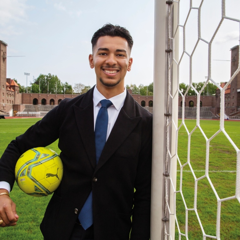 David Mikhail lutar sig mot ett fotbollsmål med en gul fotboll under armen.