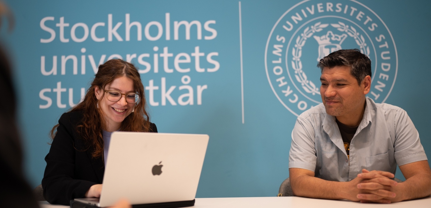 Två studenter på ett möte.
