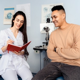 Läkare och patient. Foto: Antoni Shkraba från Pexels