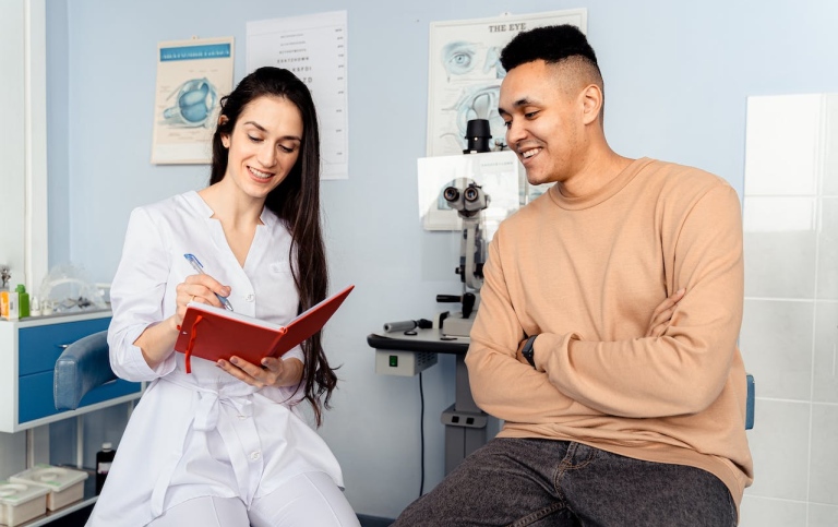 Läkare och patient. Foto: Antoni Shkraba från Pexels