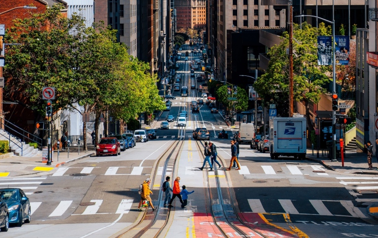 En gata i San Francisco, USA, med bilar och fotgängare.