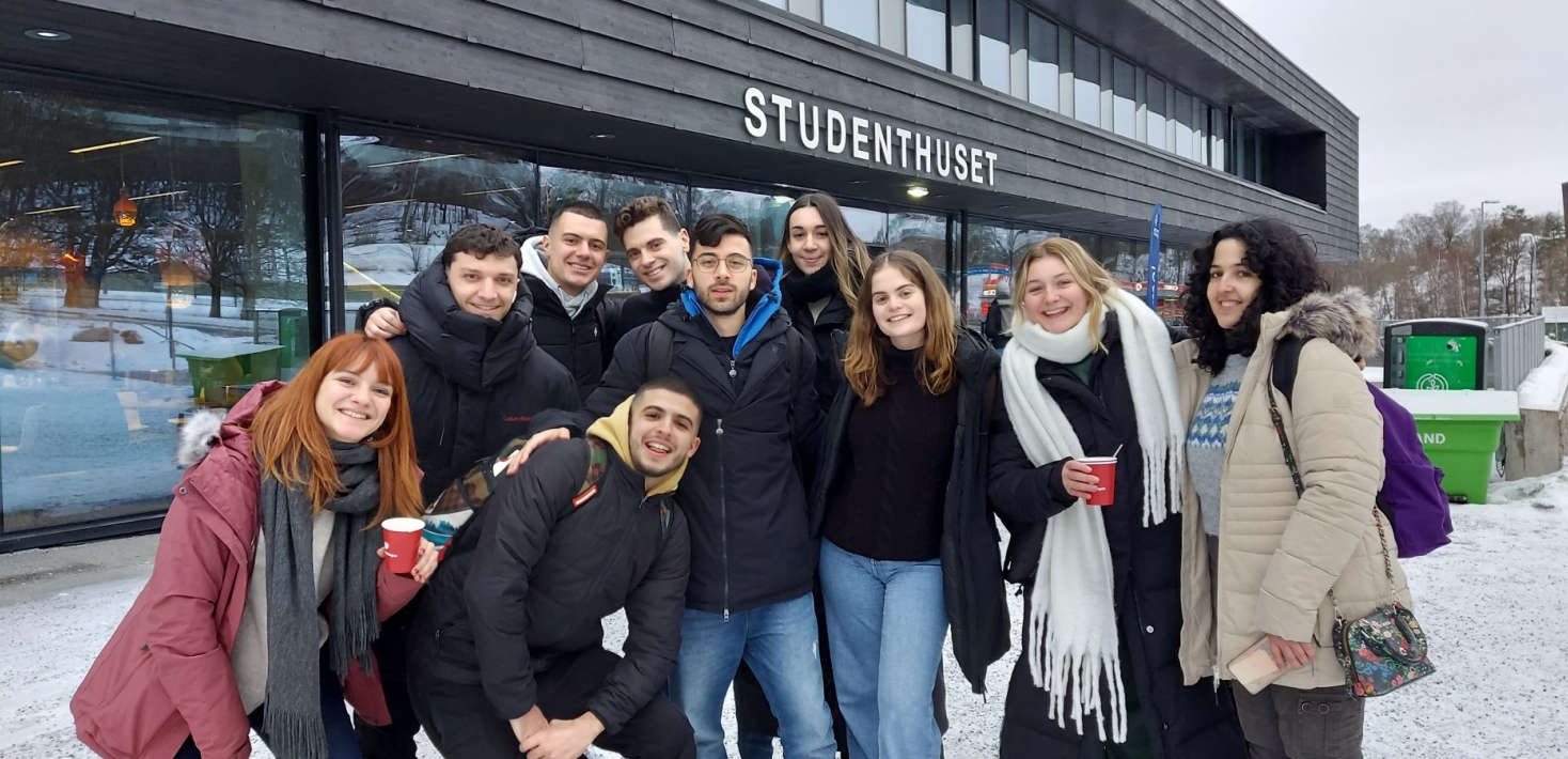 A group of students outside Studenthuset.