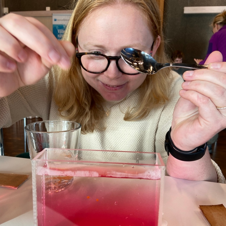 Besökare testar experiment för att skikta vattenmassor.