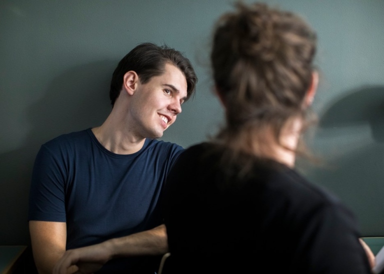 Två studenter pratar