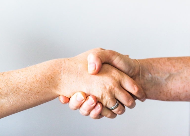 Händer som möts. Foto: Sincerely Media /Pixabay