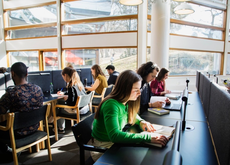 Studenter som studerar på biblioteket på Stockholms Universitet.