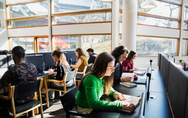 Studenter som studerar på biblioteket på Stockholms Universitet.