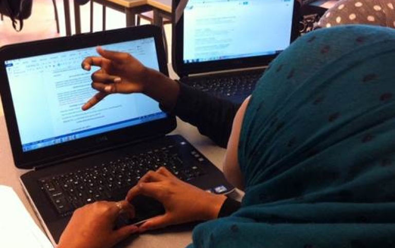 Två elever sitter framför en dator