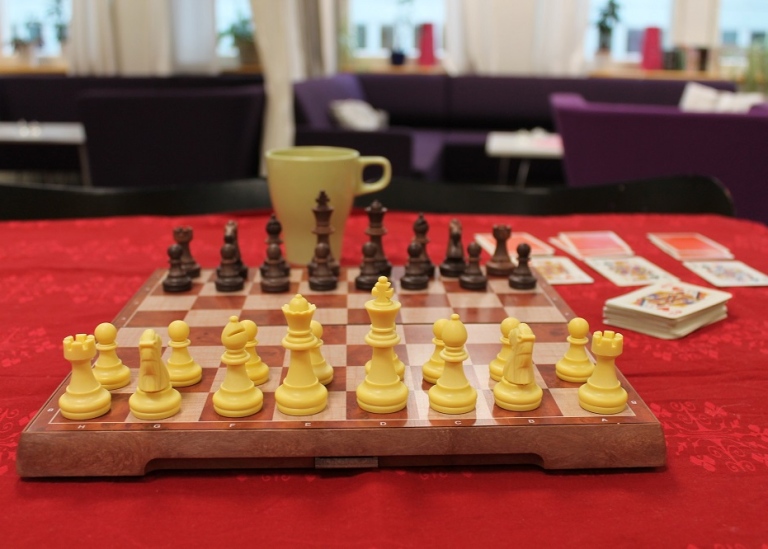 Bild på ett schackbräde och spelkort
