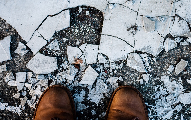 Tåspetsar på mark som vittrar sönder. Foto: Jachan Devol från Unsplash