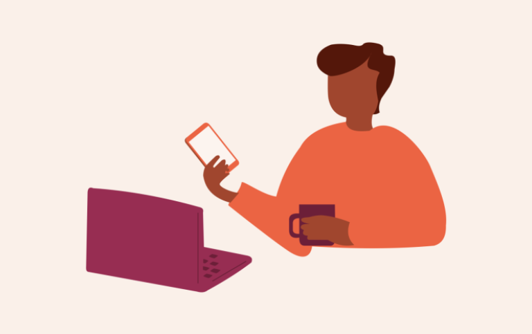 Tecknad person håller i en mobil och i en mugg framför en laptop.