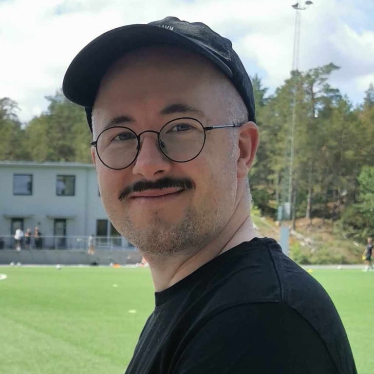 Ragnar Wernstedt, med fotbollsplan i bakgrunden.