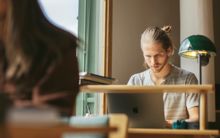 Studenter som studerar i biblioteket, Stockholms universitet