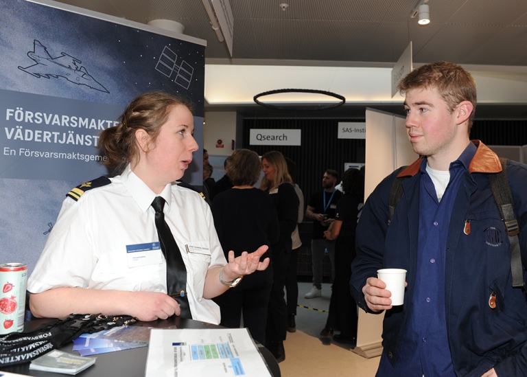 Jenny Burham Jonsson tells Max Lundberg about career possibilities in the Swedish Armed Forces.