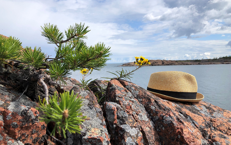 Stråhatt på klippa