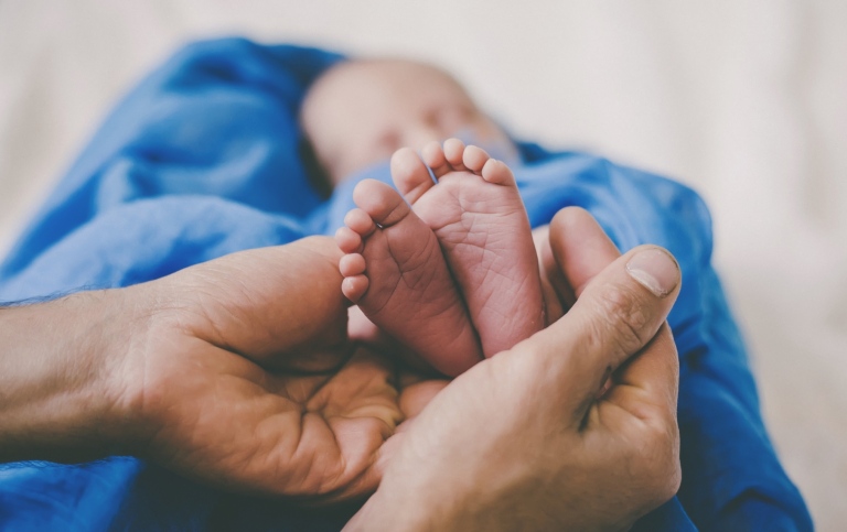 Bild på fötterna på ett nyfött barn