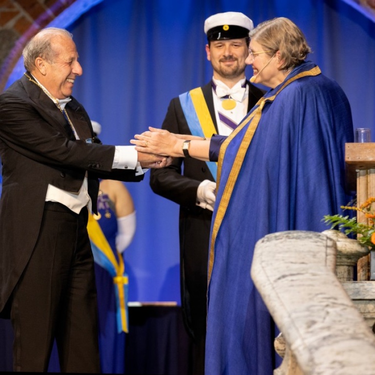 Robert Weil, recipient of the large gold medal 2023 is honored by the President.