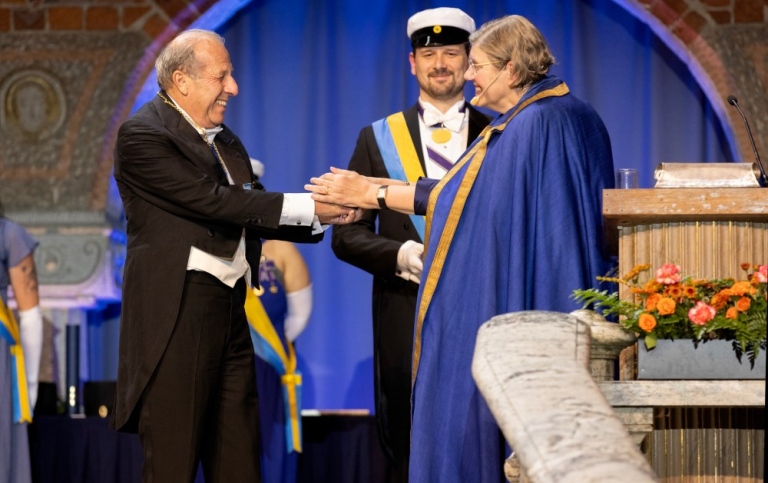 Robert Weil, recipient of the large gold medal 2023 is honored by the President.