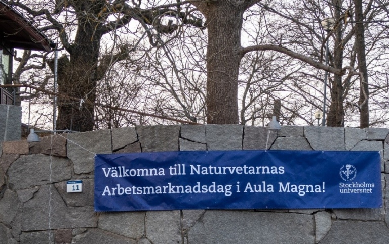 Bild på banner som hänger på en mur och välkomnar till Naturvetarnas arbetsmarknadsdag.