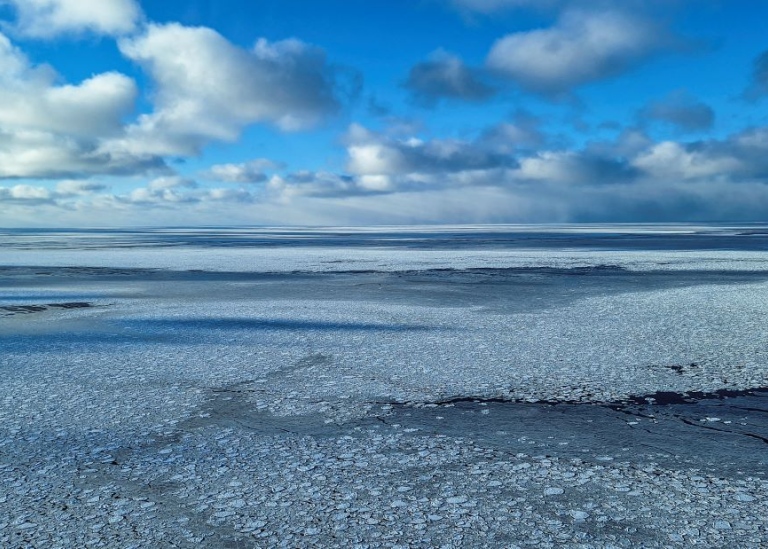 Uppsprucket molntäcke över isen. Foto: Michael Tjernström/MISU/Stockholms universitet.