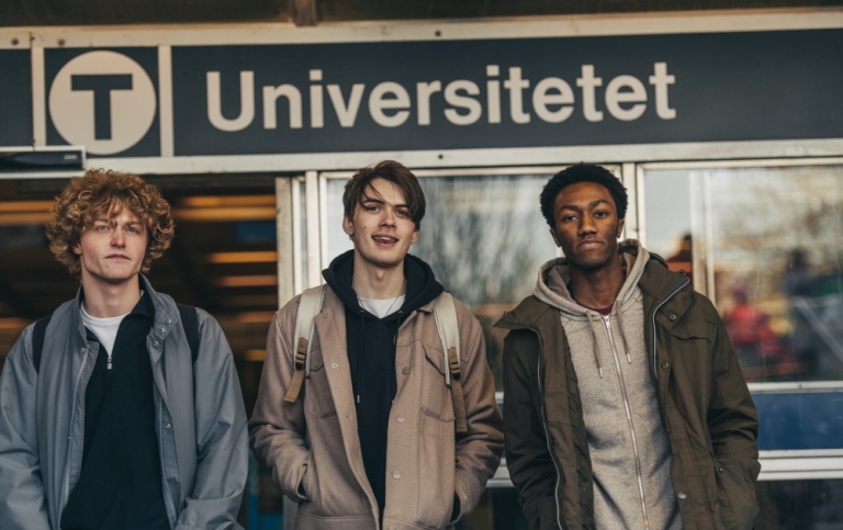 Studenter utanför T-banestation Universitetet. Foto: Viktor Gårdsäter.