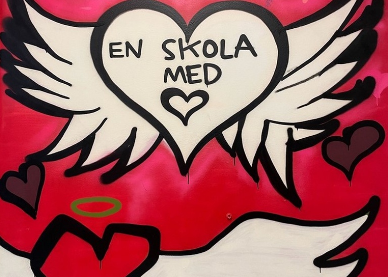 Ett hjärta med vingar o texten "En skola med" + ritat hjärta. Ett till hjärta med vingar och gloria.