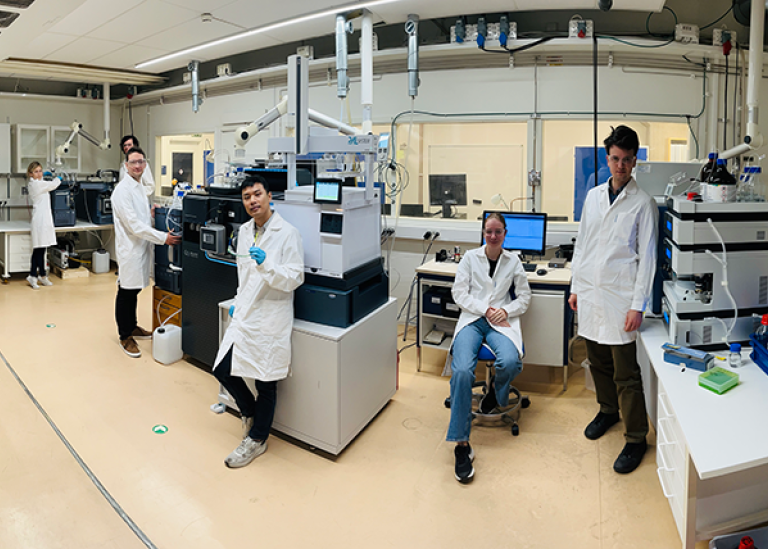 Anneli Kruve and her colleagues in the lab.