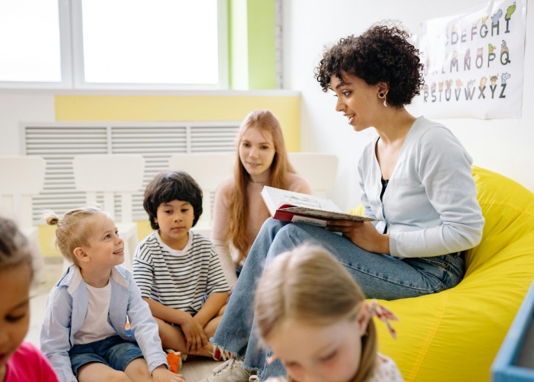 Lärare läser för barn
