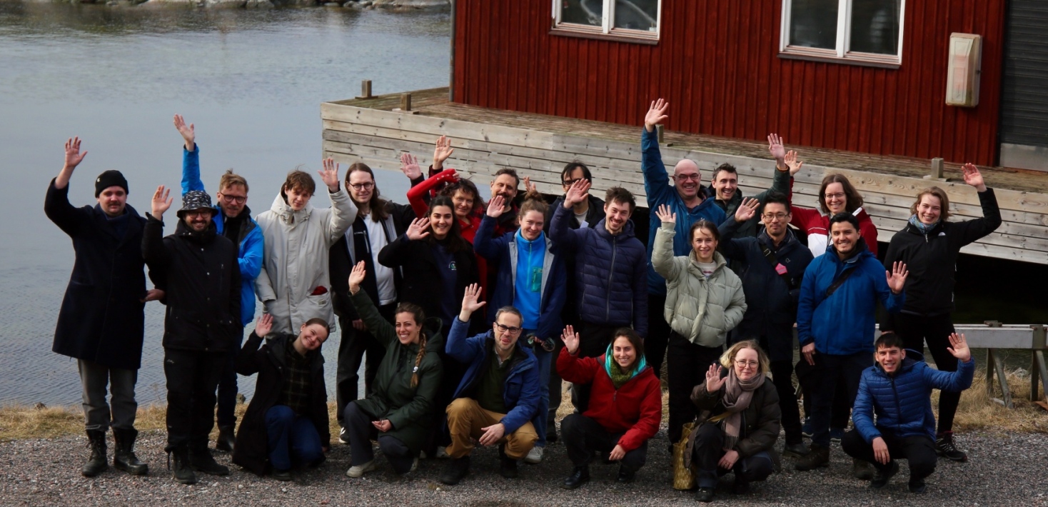 Gruppfoto av glada handledare och studenter vid Askölaboratoriet.