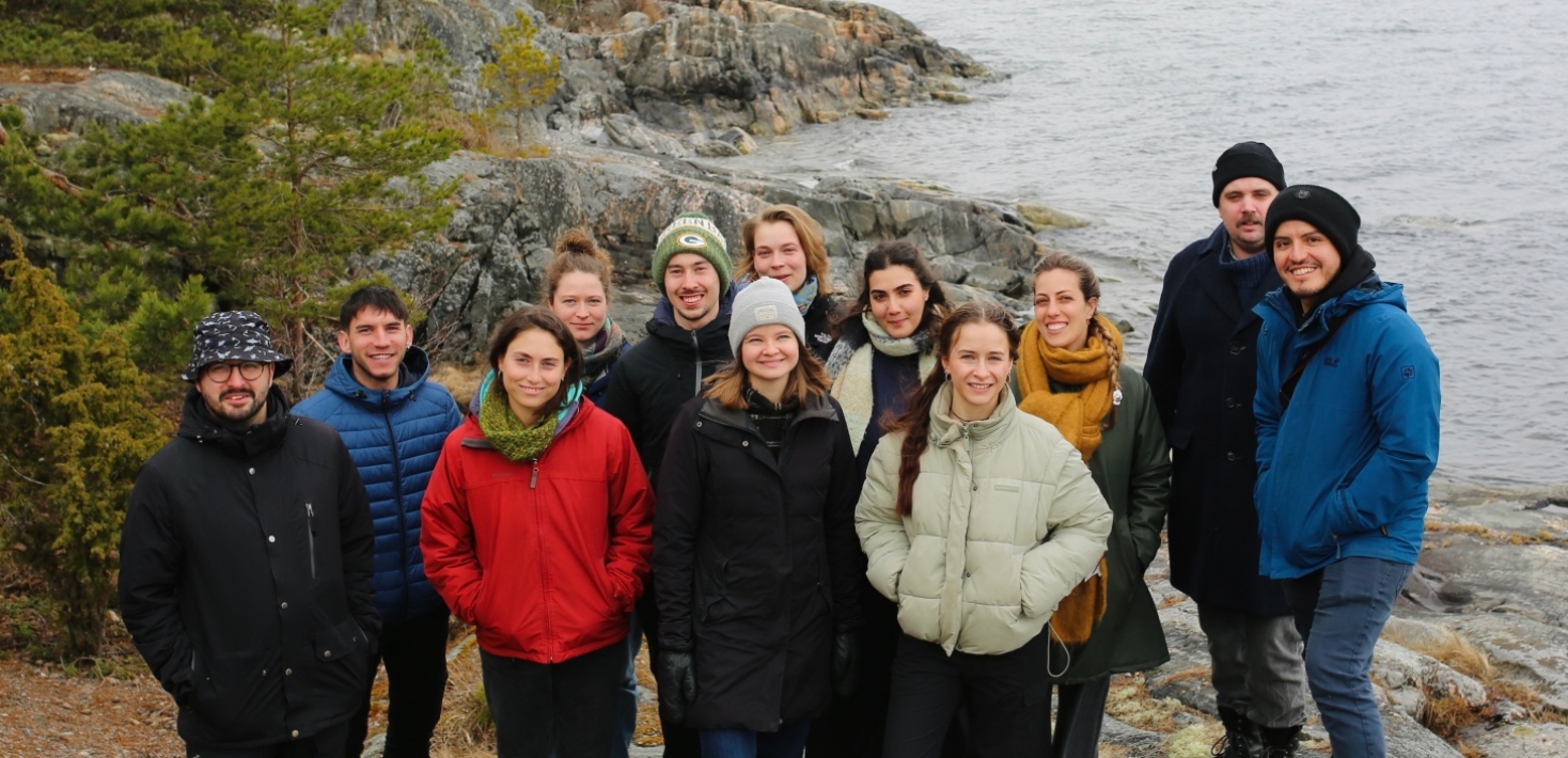 Studentgrupp står på strand vid Östersjön