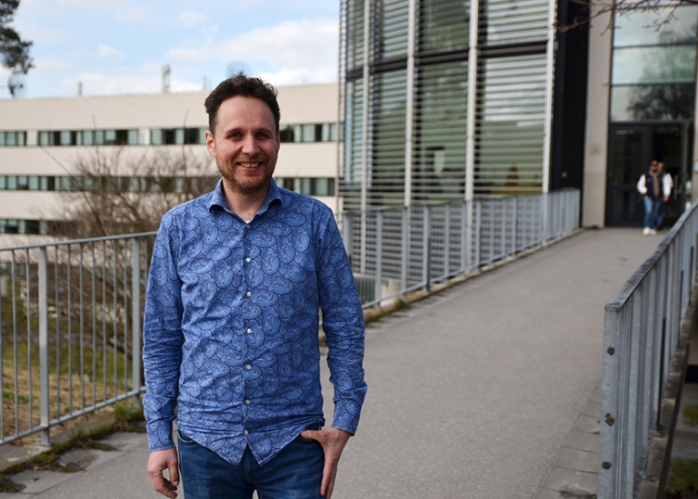 Professor Emil Johansson Bergholtz outside AlbaNova. Photo: Gunilla Häggström