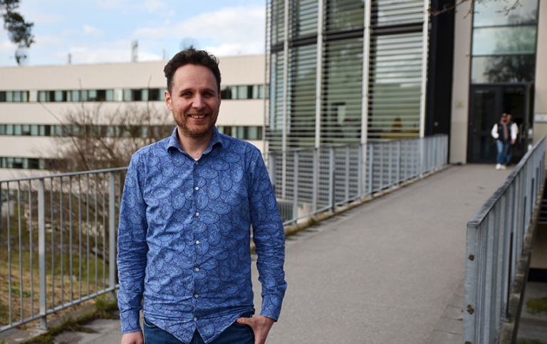 Professor Emil Johansson Bergholtz outside AlbaNova. Photo: Gunilla Häggström