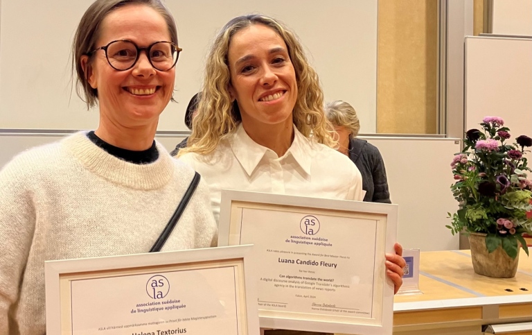 Helena Textorius and Luana Fleury holding their diplomas. Photo: Mona Blåsjö 