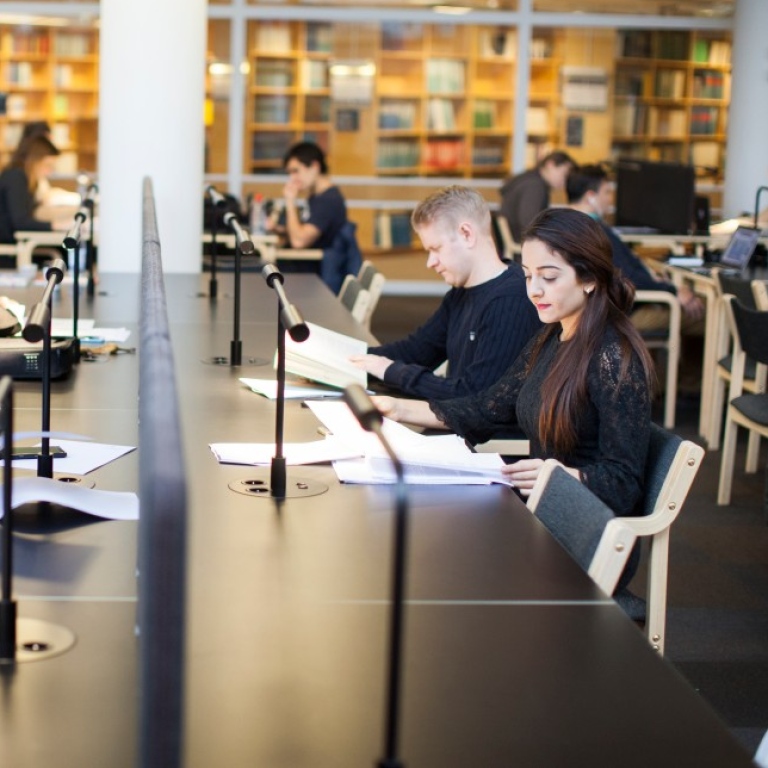 Studenter vid långa bord, studieplatser i SUB