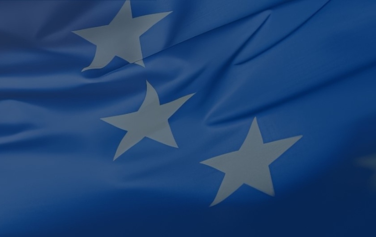 En EU-flagga som rör sig i vinden.