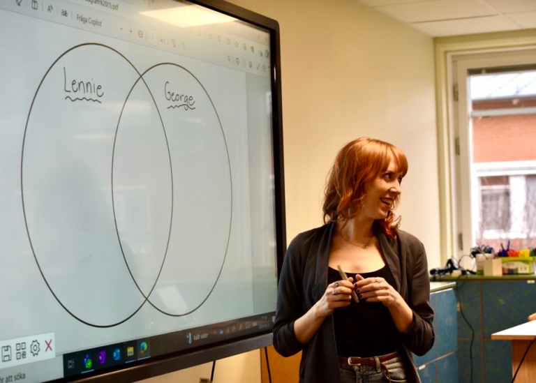 Malin har ritat två cirklar på den interaktiva tavlan i klassrummet