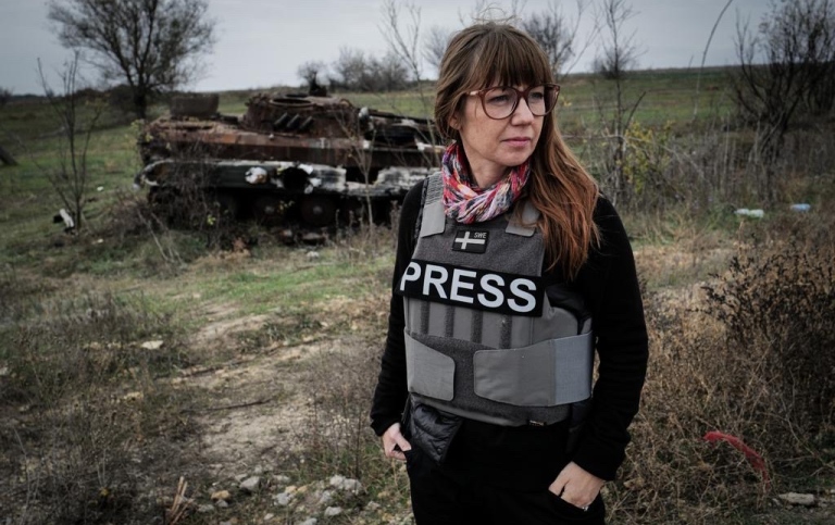 Elin Jönsson i Chersonregionen, Ukraina. Foto: Lars Lyrefelt © 2022