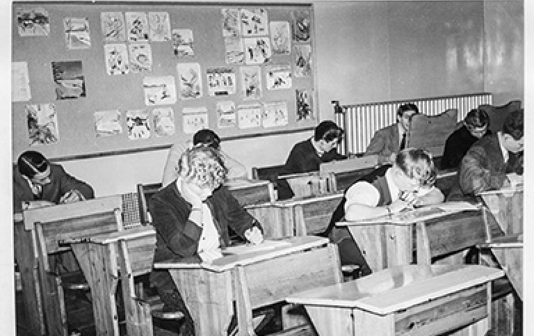 Svartvit bild från klassrum på 1950-talet.