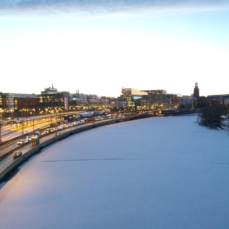 In the photo: Traffic towards the city center. In distance, the City Hall.