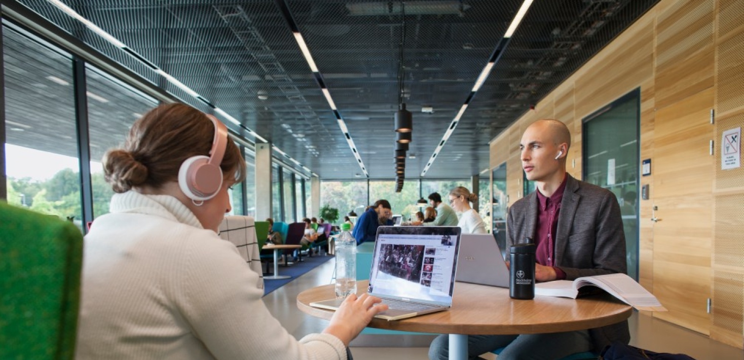 Two students with headphones, Studenthuset